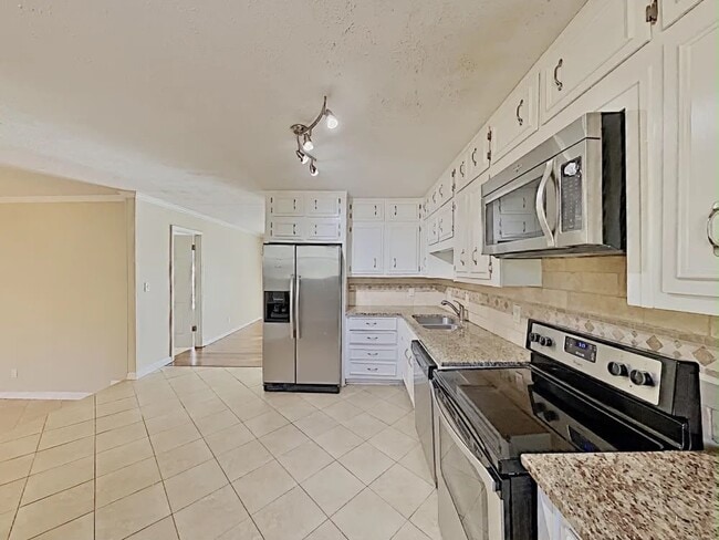 Building Photo - 227 Evergreen Dr SE