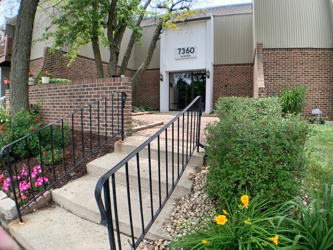 Building Photo - 7360 Fairview Ave