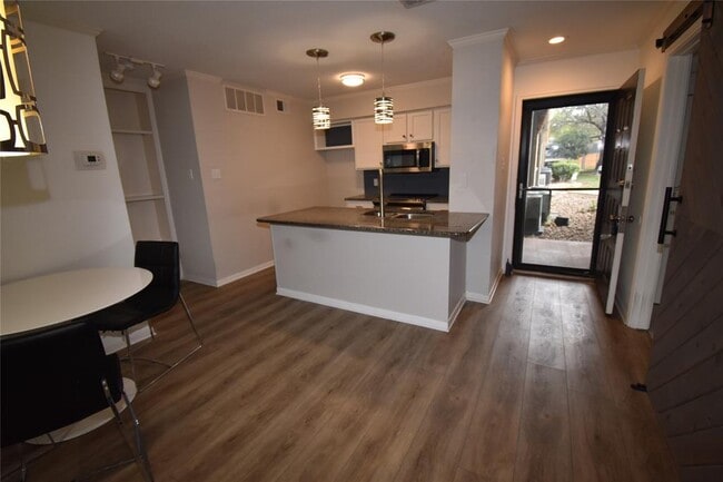 Building Photo - 8888 Tallwood Dr