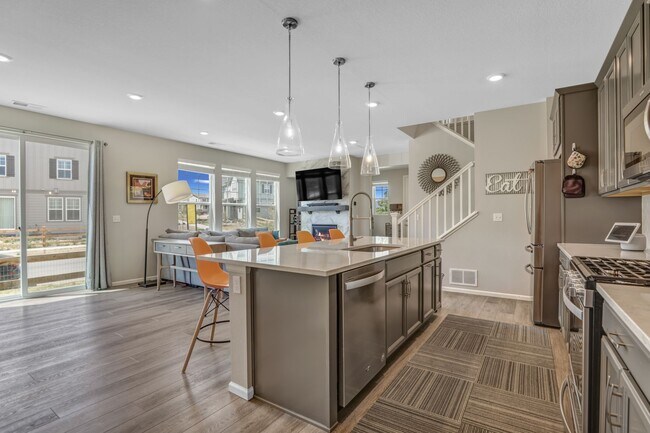 Building Photo - Beautiful Executive Townhome in Great Loca...