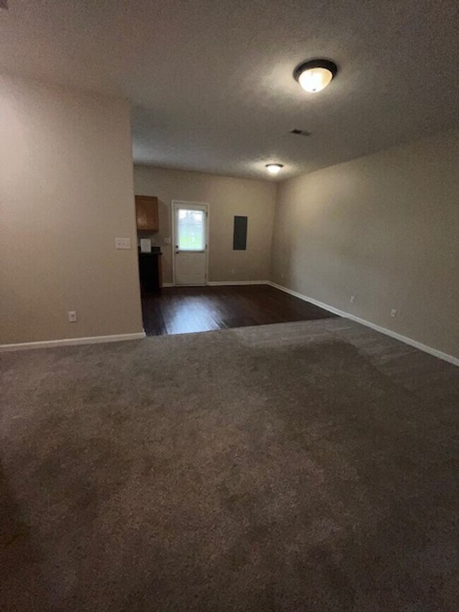 Foto del edificio - 3-bedroom, 1.5-bathroom home located in the heart of Nicholasville, KY.