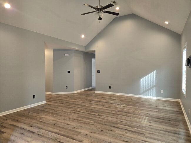 Building Photo - 105 Trinity Ln