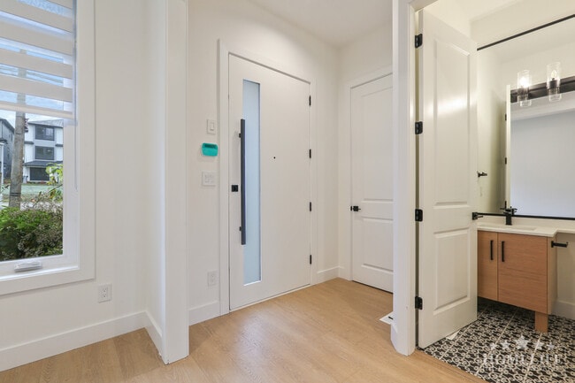 Building Photo - Modern 3-Bedroom Upper Duplex on 16th Aven...