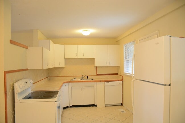 Building Photo - 2035 Tecumseh Rd