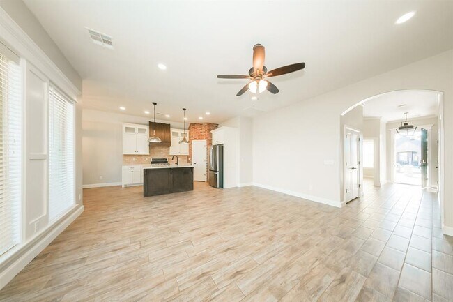 Building Photo - 2517 SE 38th St