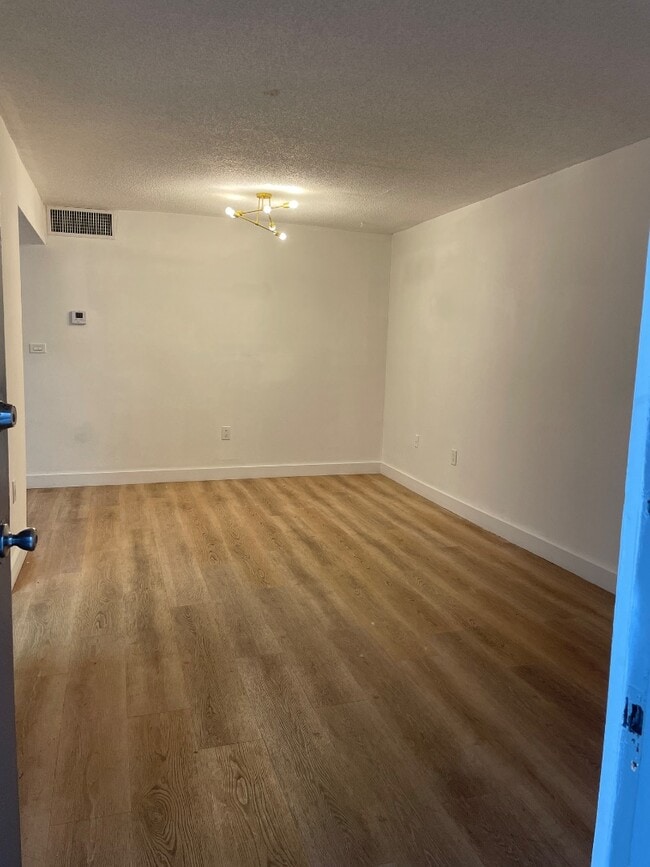 Building Photo - 305 W 68th St