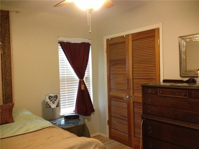 Foto del edificio - 1720 E 32nd St