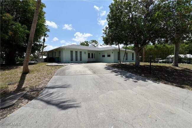 Building Photo - 3461 Lakeview Dr