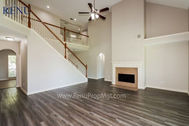 Foto del edificio - AVAILABLE NOW FOR A SELF GUIDED TOUR!