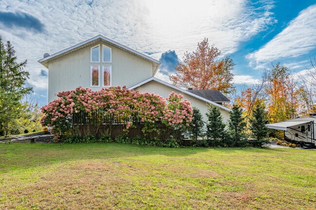 Building Photo - Custom Home in Navan
