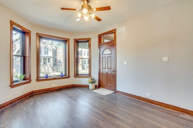 Foto del edificio - 2421 N Kimball Ave