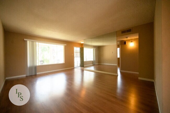 Foto del edificio - 5090 N Roosevelt Ave
