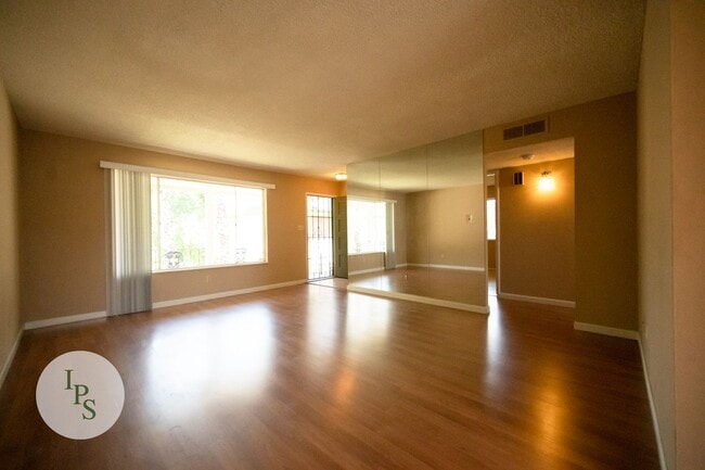 Building Photo - Fig Garden TownHome, 2BR/1BA – Great location, well maintained community!