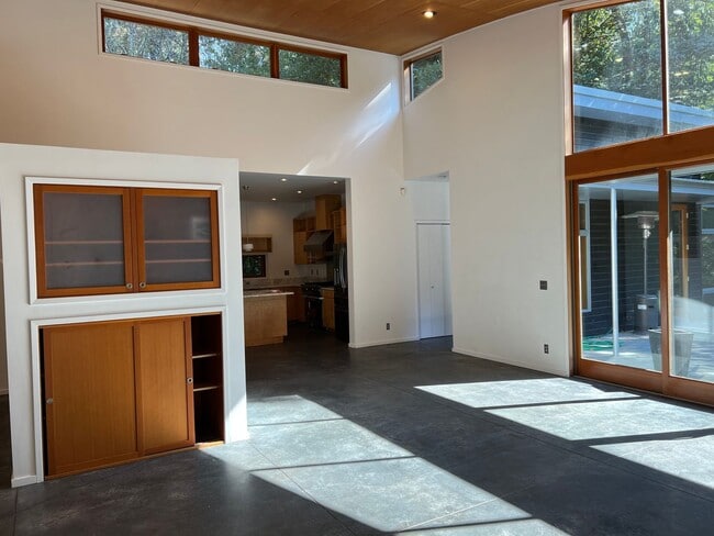 Building Photo - Private, Bainbridge Island Beauty