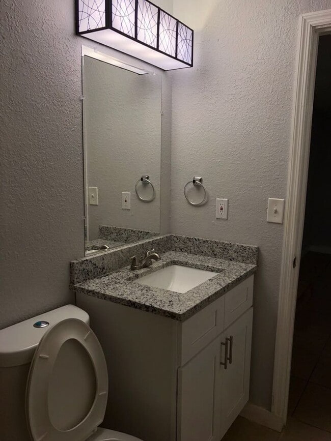 Building Photo - 3 Bedroom/ 2 Bathroom Home