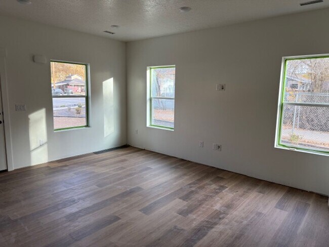 Foto del edificio - Beautiful townhome with 2 car garage, Cent...