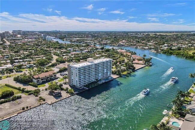 Building Photo - 2611 N Riverside Dr