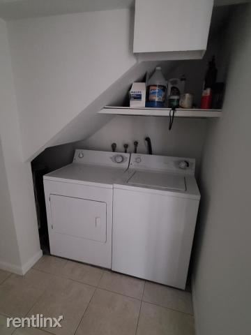 Building Photo - 2 br, 2.5 bath Townhome - 3911 Victoria Dr