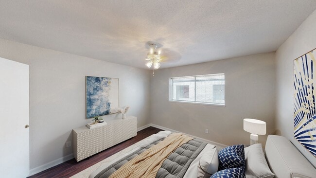 AMPLIO ESPACIO PARA DORMITORIO - 7979 Westheimer Apartments