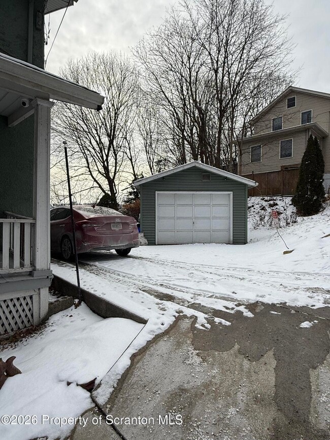 Building Photo - 2140-2140 Pond Ave