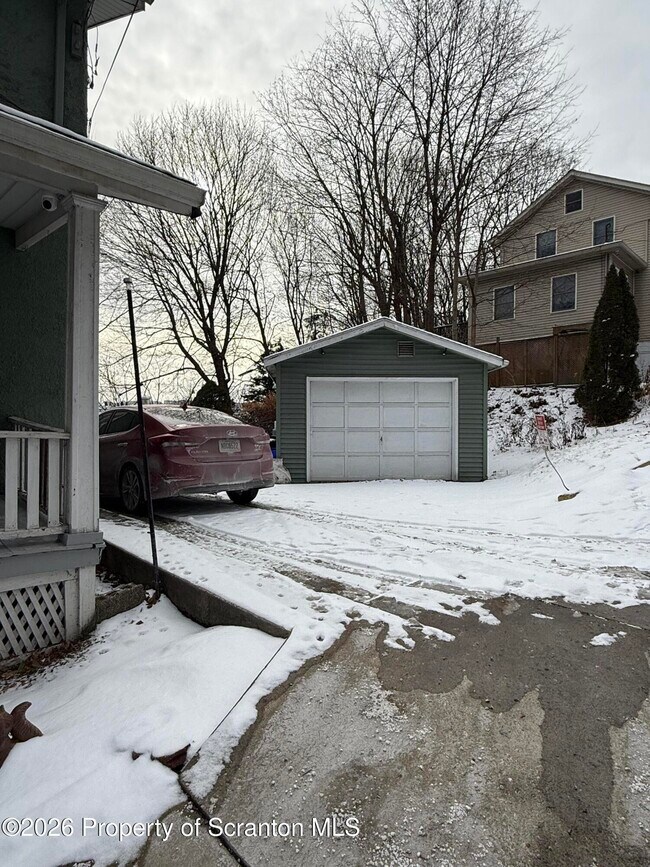 Foto del edificio - 2140-2140 Pond Ave