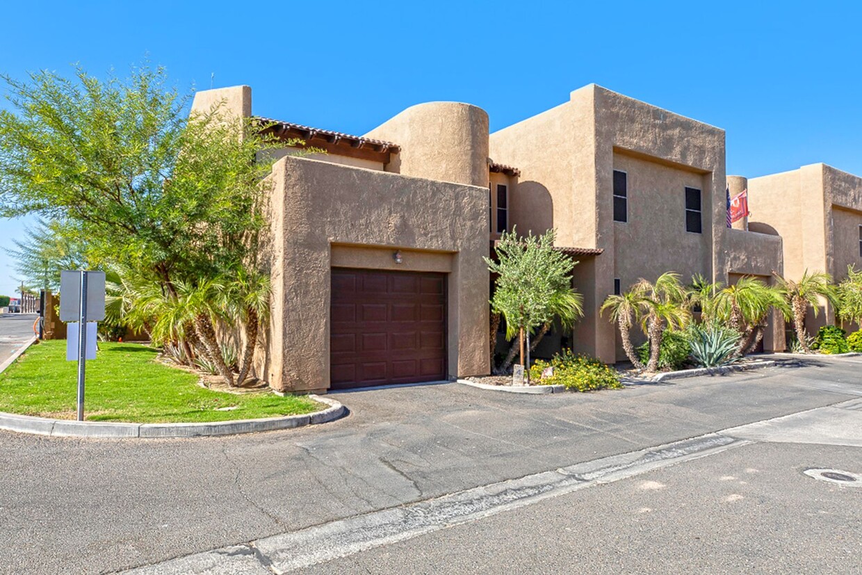 Primary Photo - Luxury Townhome in Gated Community - Furni...