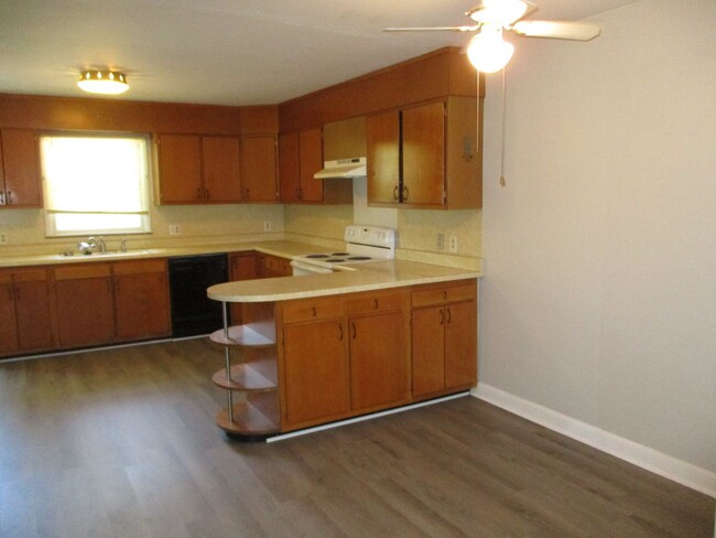 Building Photo - Cozy 2 bedroom, 1 bath apartment quadplex ...