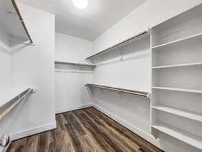 Building Photo - 1276 N Post Oak Rd