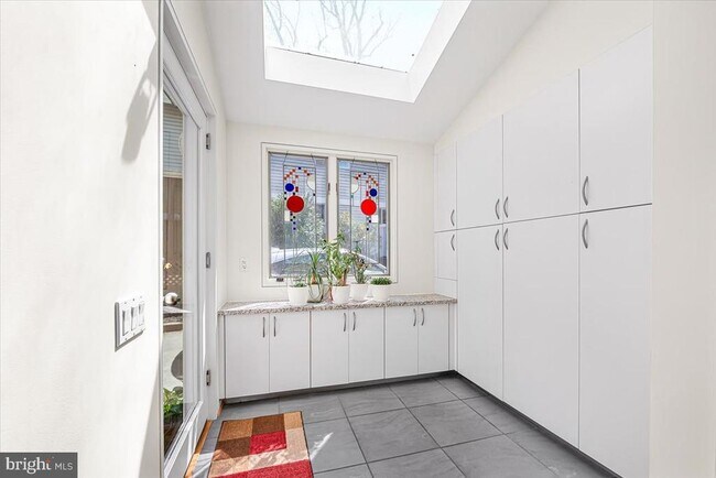 Foto del edificio - 4838 Drummond Ave