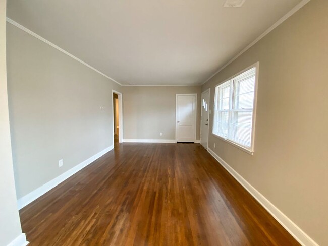 Building Photo - 3 bed 2 bath home recently renovated in Be...