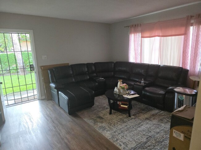 Foto del edificio - 9572 Maureen Dr