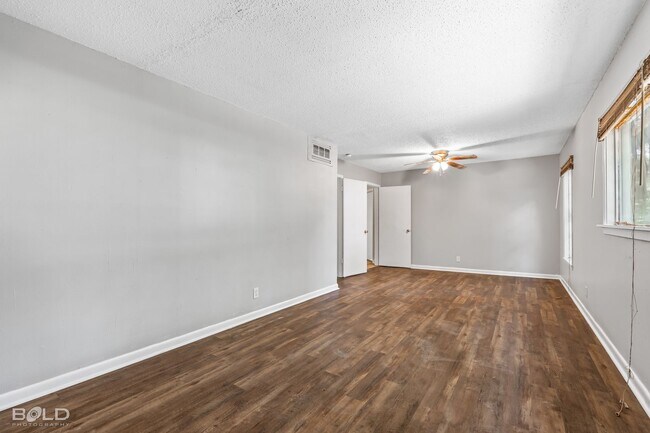 Foto del edificio - 3135 W College St