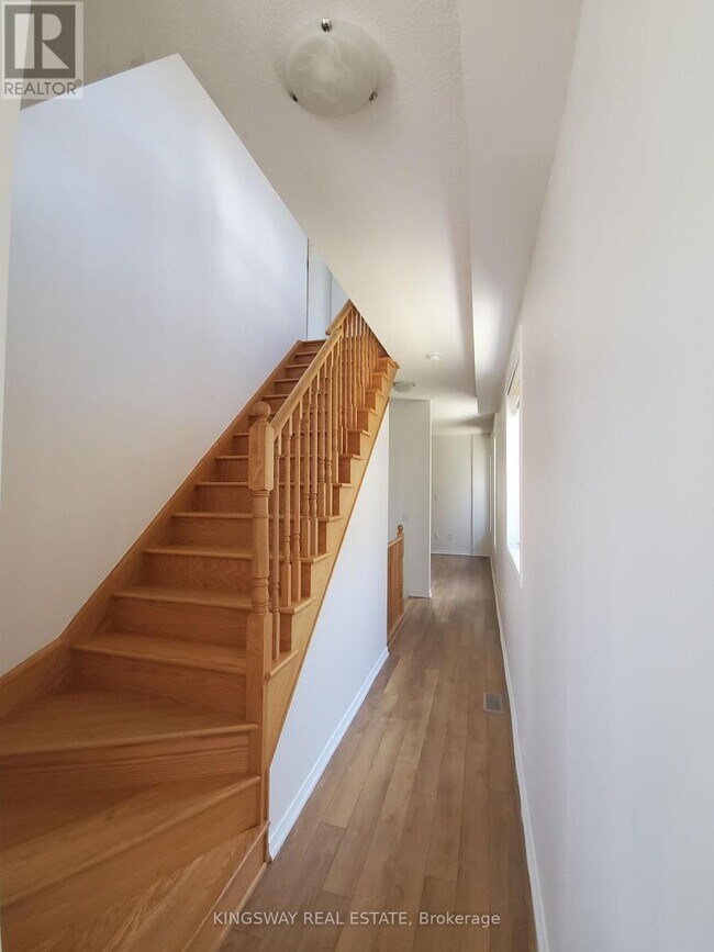 Photo du bâtiment - 593 Remembrance Rd