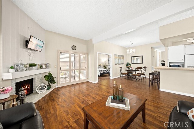 Living room/dining room - 444 W Huntington Dr