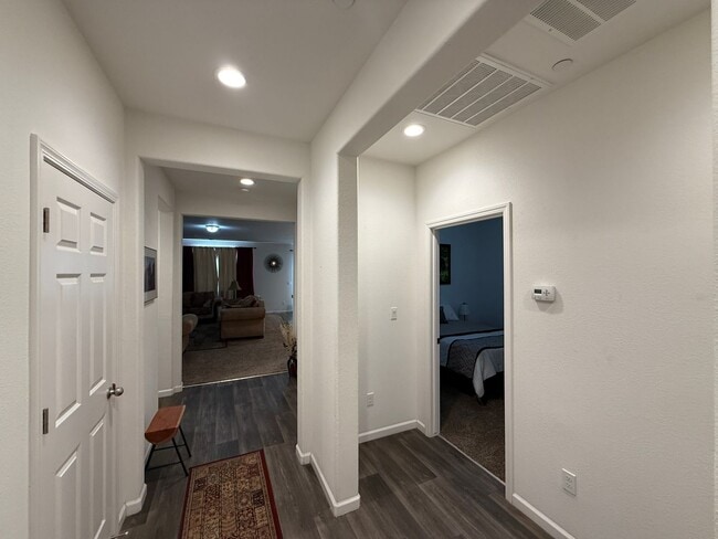 Building Photo - Must See! Fully furnished 3 bedroom, 2 bat...