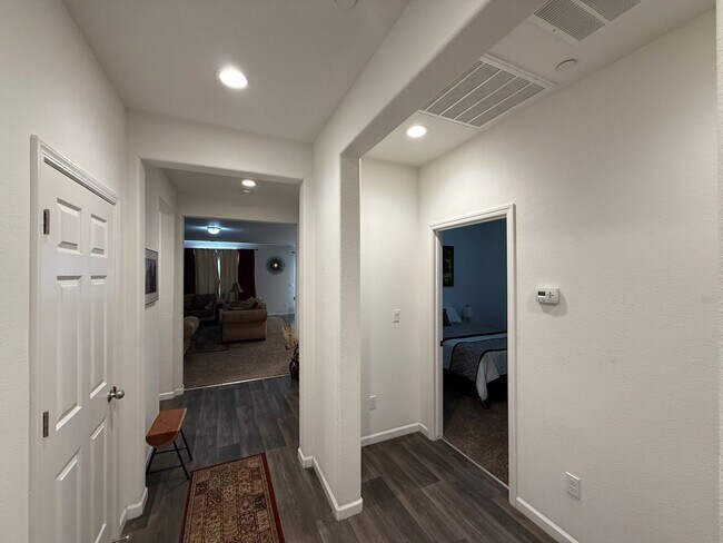 Foto del edificio - Must See! Fully furnished 3 bedroom, 2 bat...