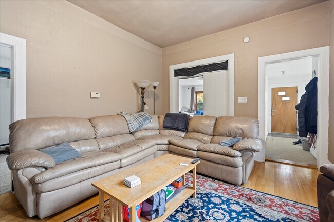 Foto del edificio - 3217 N Newhall St