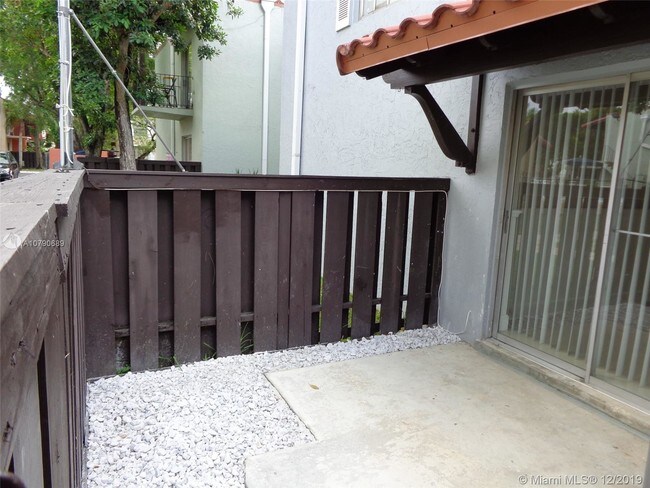 Building Photo - 10756 N Kendall Dr
