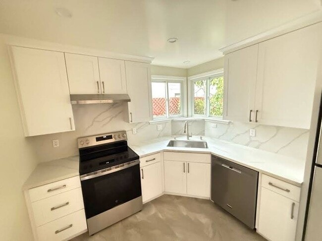 Building Photo - Charming 2-Bedroom Home Large Rumpus Room,...