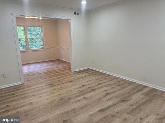 Foto del edificio - 5230 Lonsdale Dr