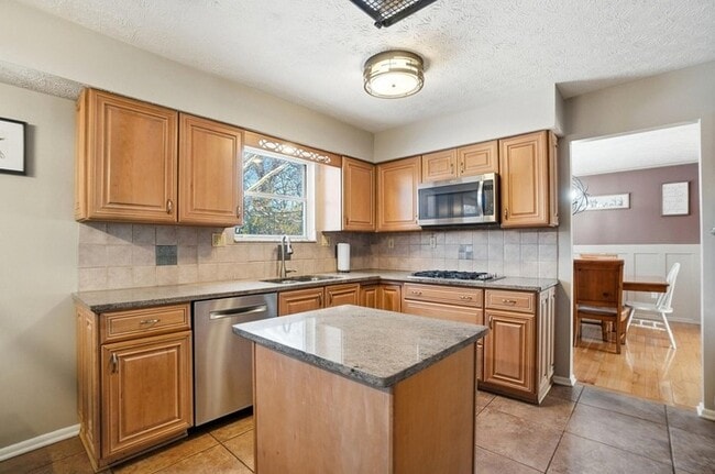 Building Photo - Spacious 4BR Home with Finished Basement & Fenced Yard in Olentangy Hills