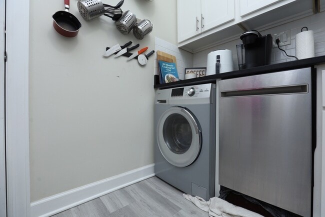 Building Photo - 648 W Roscoe St