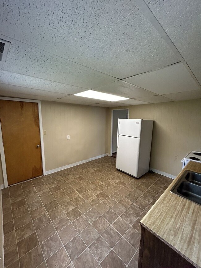 Building Photo - Two Bedroom Ranch Home
