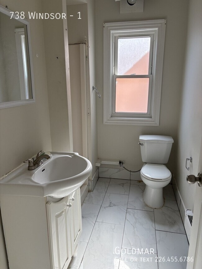 Photo du bâtiment - New Listing on Windsor Ave