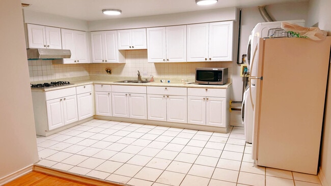 Building Photo - 240 W 31st St