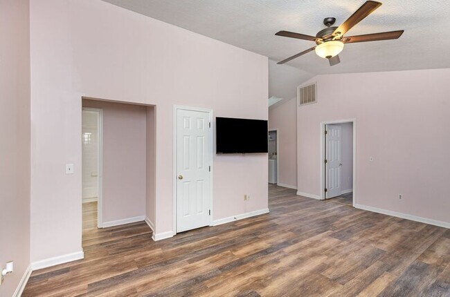 Foto del edificio - 12401 Wilderness Park Dr