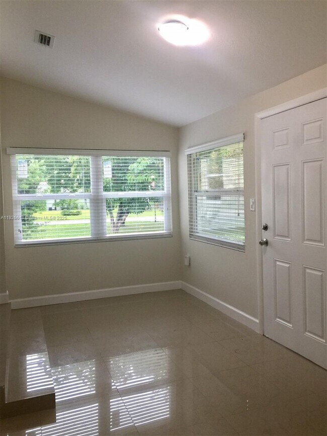 Foto del edificio - 1155 NE 119th St