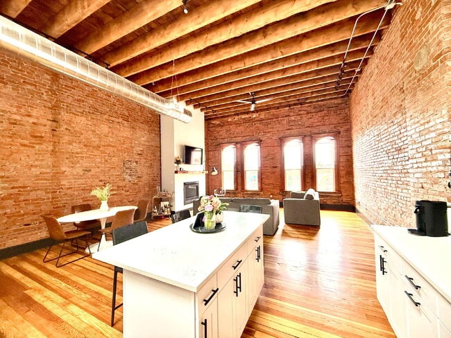 Building Photo - Beautifully Refinished Historic Downtown Apartment!