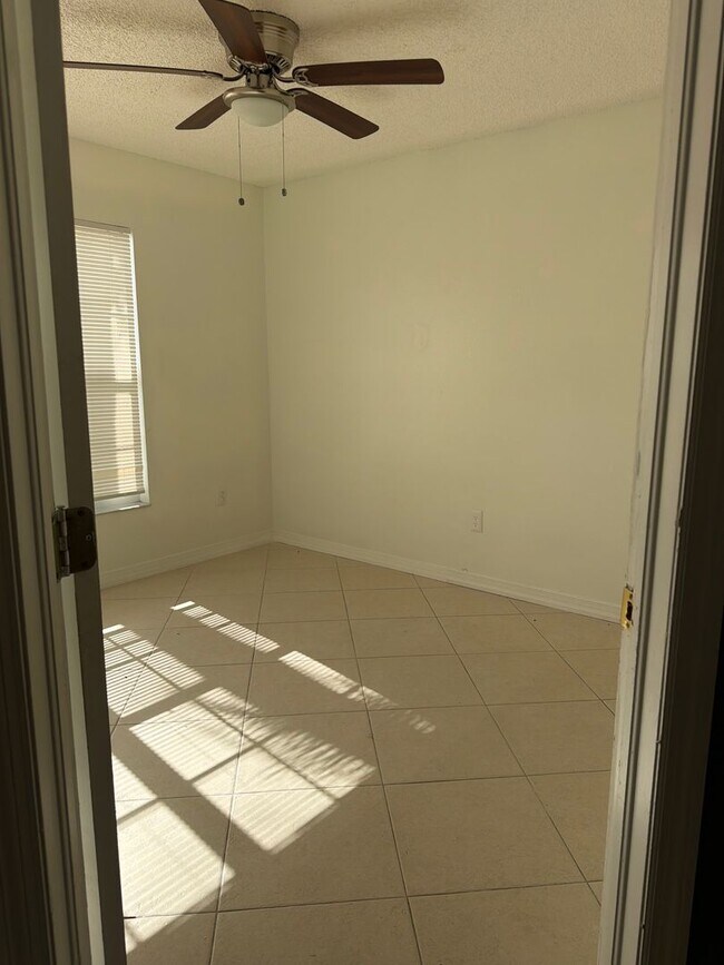 Foto del edificio - 13855 Glasser Ave