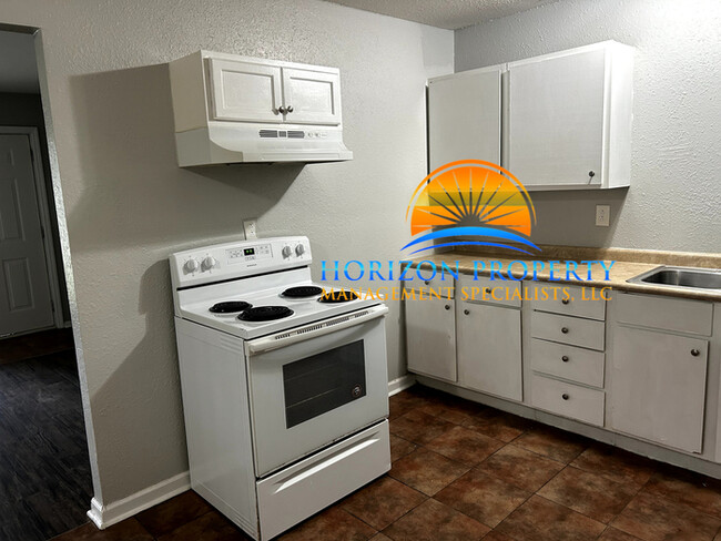 Building Photo - 2402 Tuxedo Dr NW